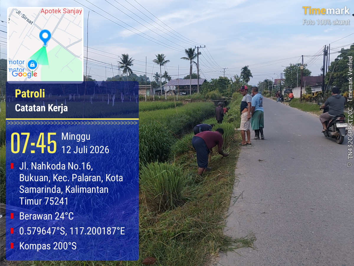 Membersihkan rumput di media jalan nahkoda dan jln Delima