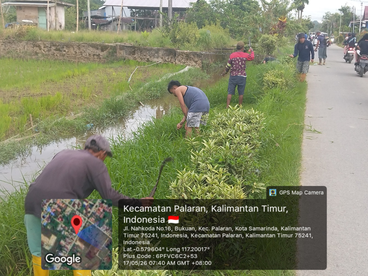 Membersihkan rumput di media jalan nahkoda