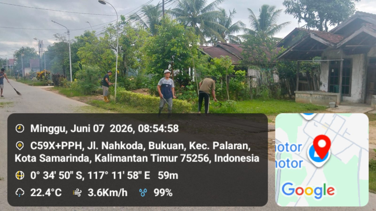 Membersihkan rumput di media jalan nahkoda RT 15 bukuan