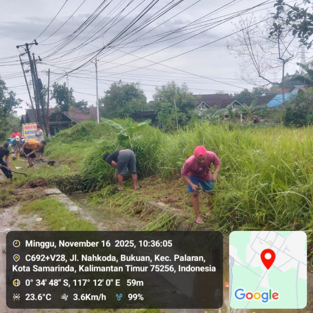 Giat gotong royong warga RT 15 bukuan membersihkan media jalan