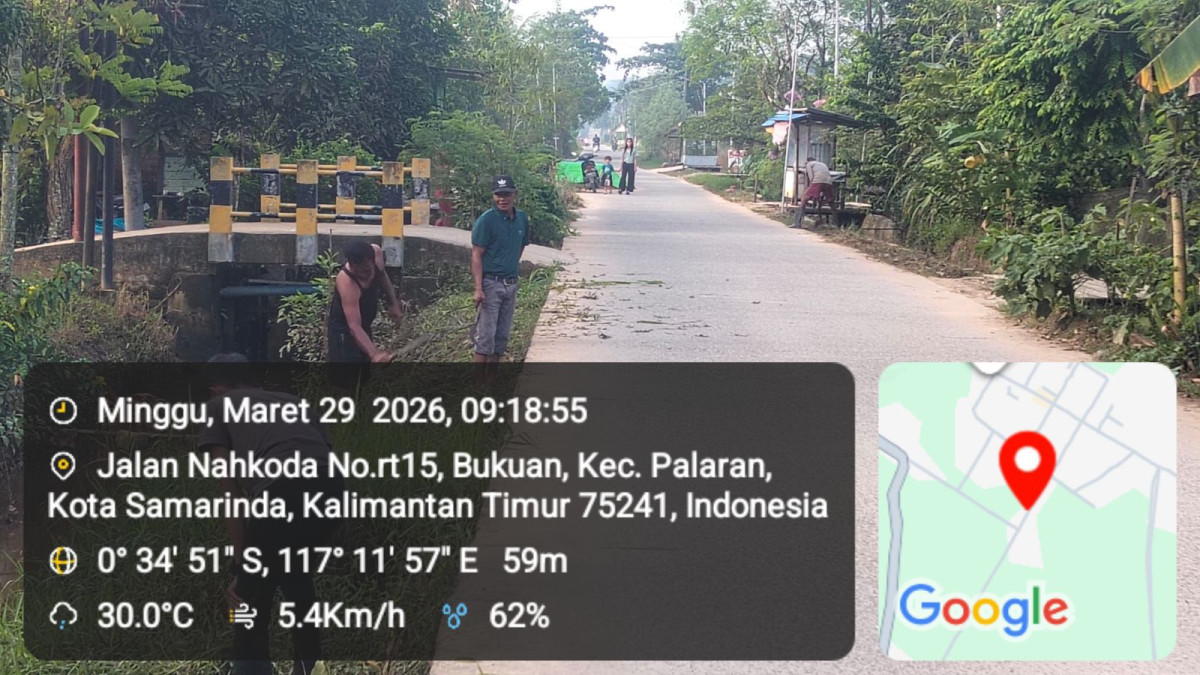 Membersihkan media jalan Nahkoda RT 15 bukuan