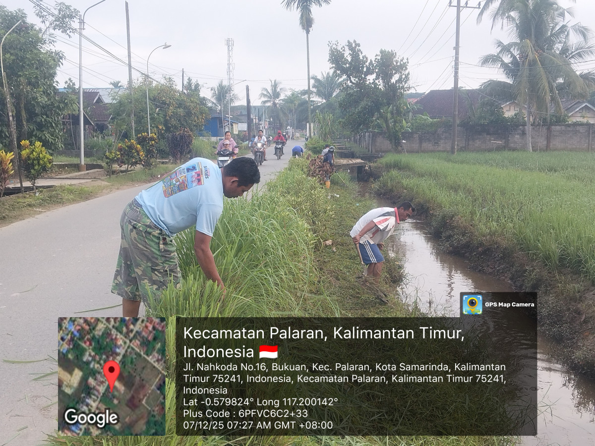Gotongroyong membersihkan media jalan