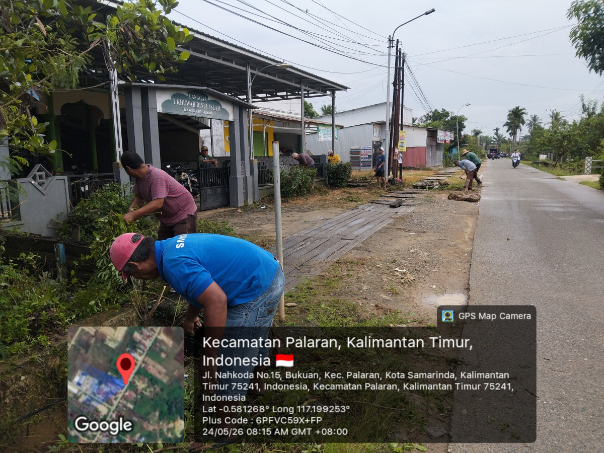 Membersihkan rumput di halaman langgar dan parit