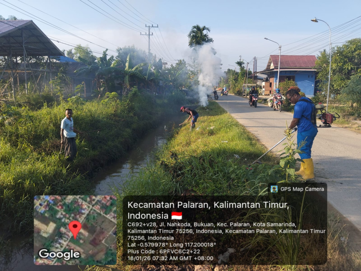 Membersihkan media jalan dan parit