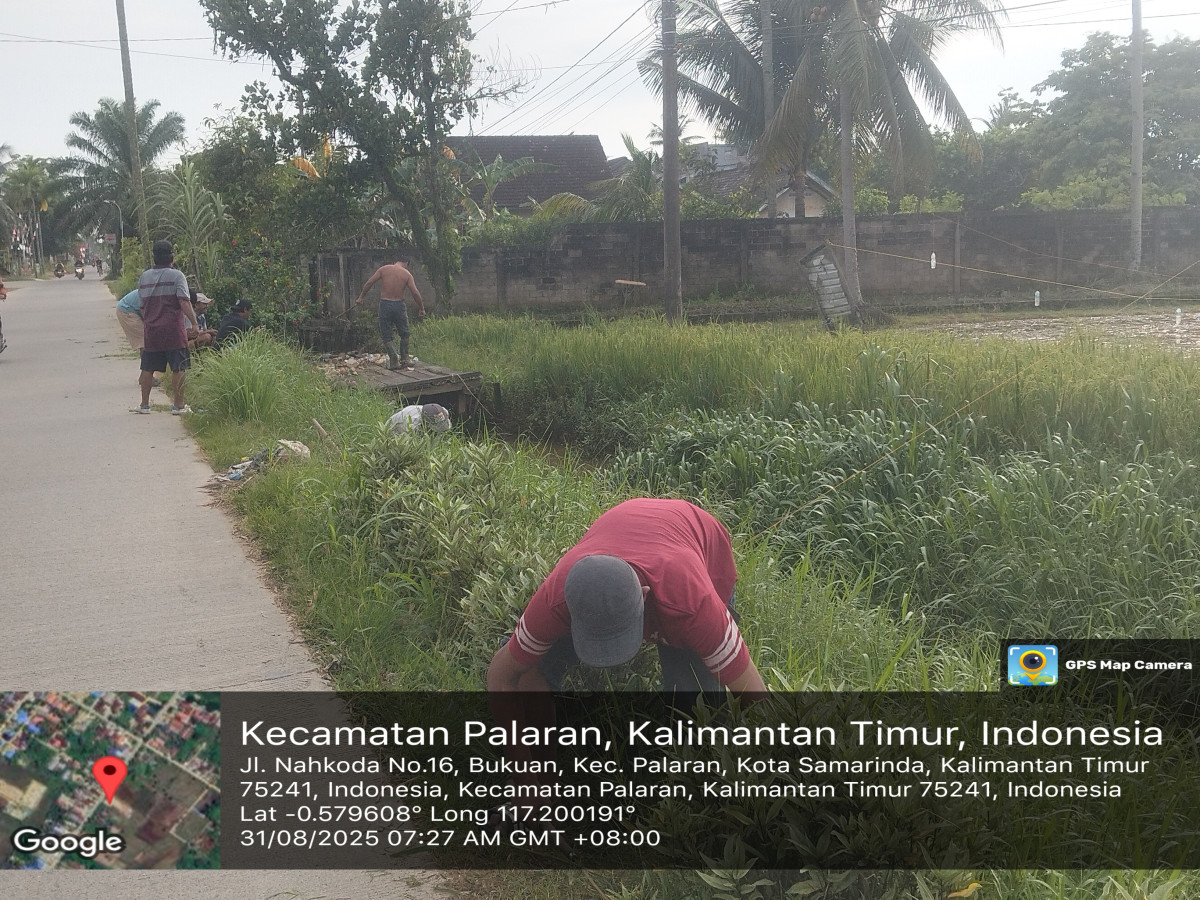 Membersihkan media jalan dan parit