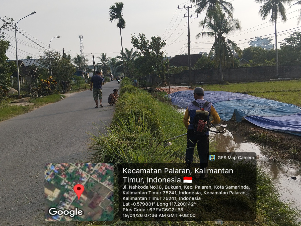 Gotong royong membersihkan media jalan