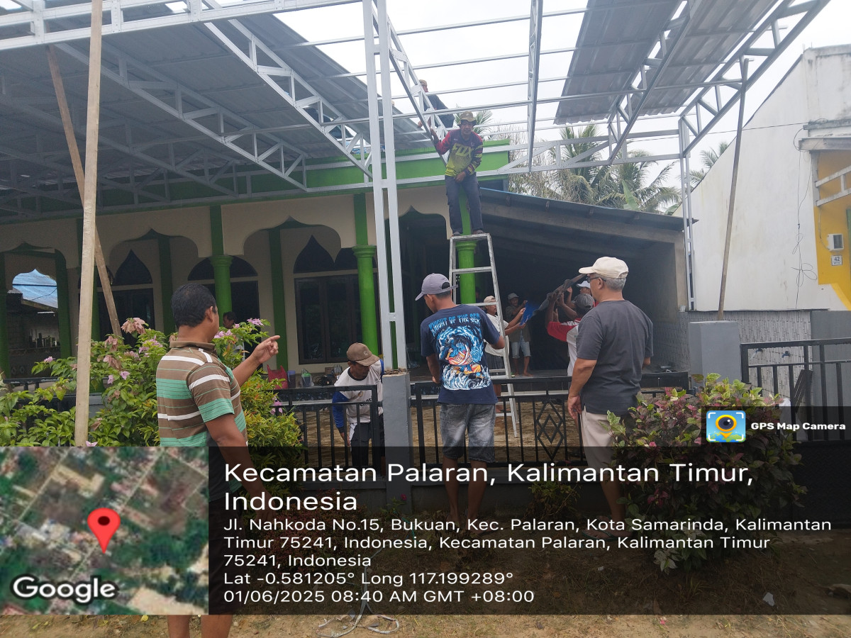 Pasang seng kanopi langgar ukhuwah Dinul Islam RT 15