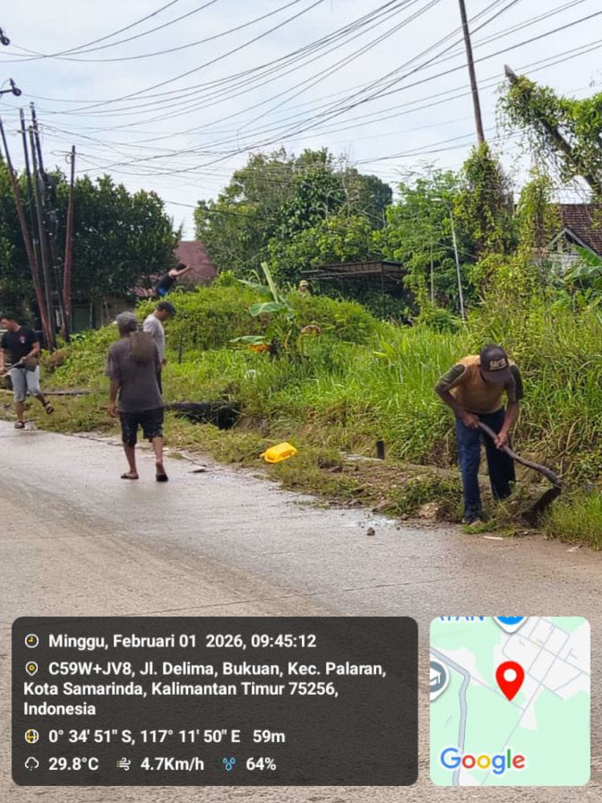 Membersihkan rumput di media jalan delima RT 15 bukuan