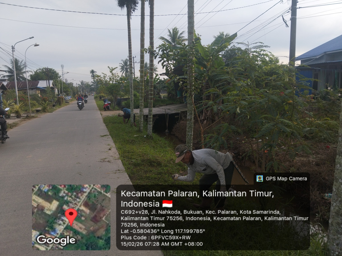 Membersihkan rumput di mediajalan nahkoda