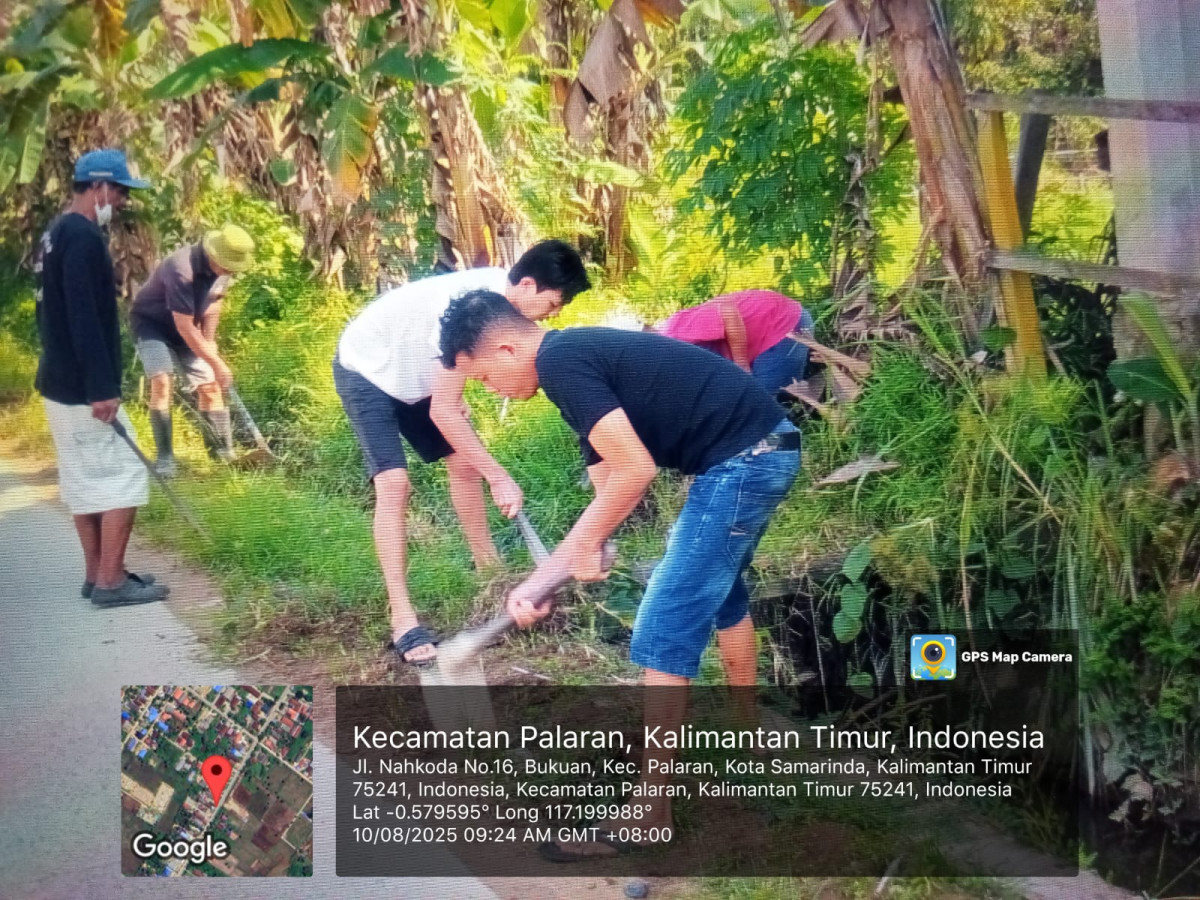 Membersihkan parit dan media jalan