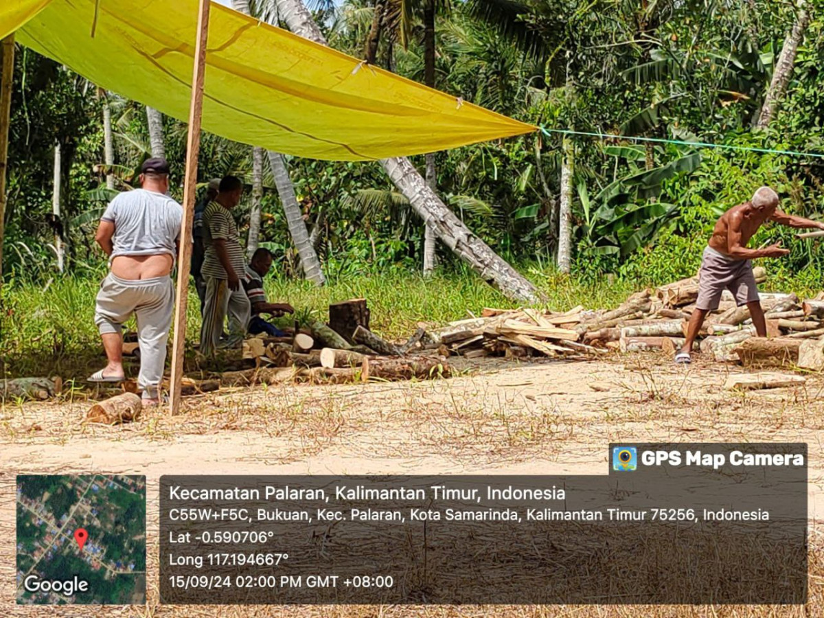Gotong Royong Penebangan Pohon
