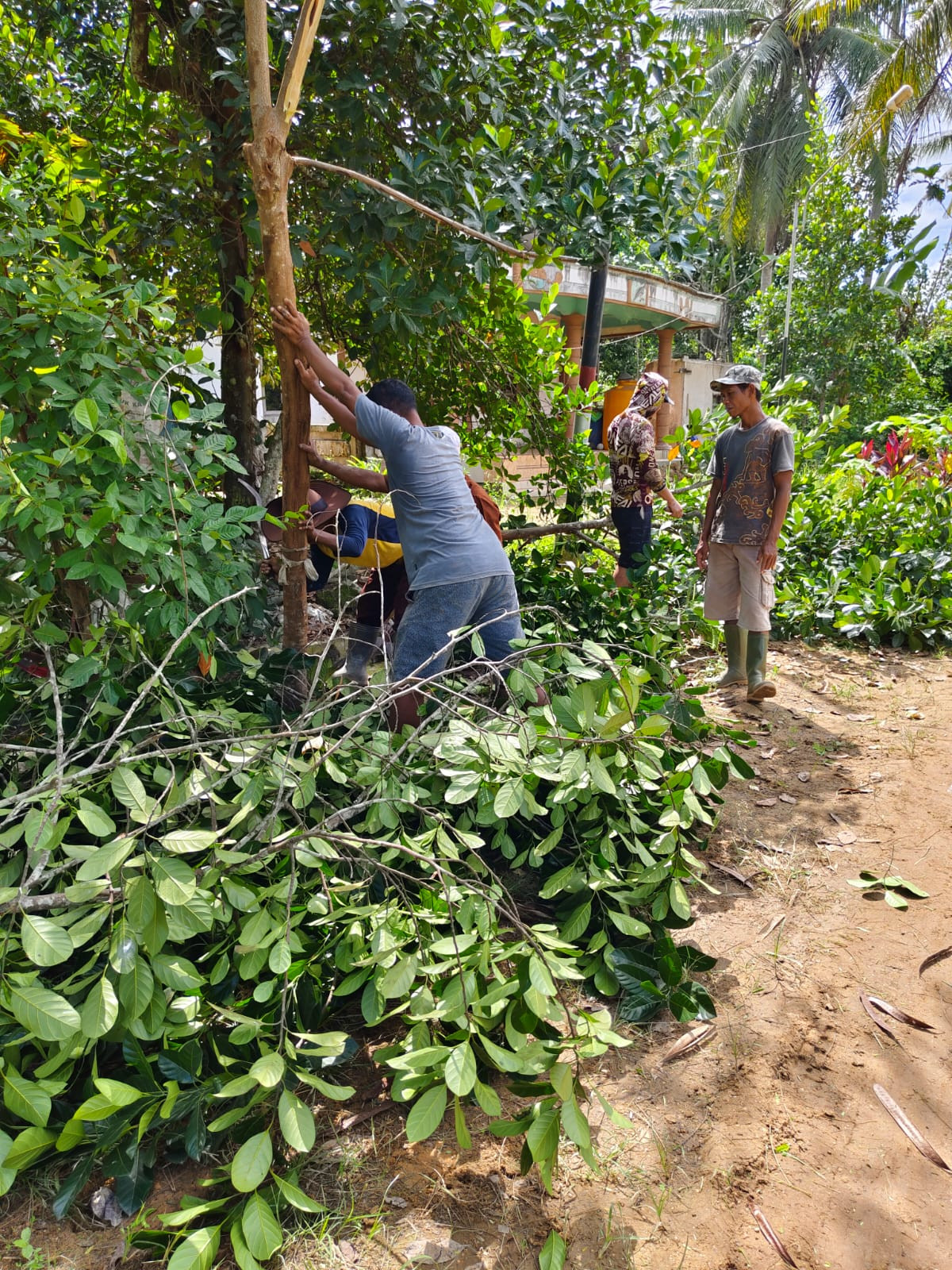 Gotong royong bahu jalan
