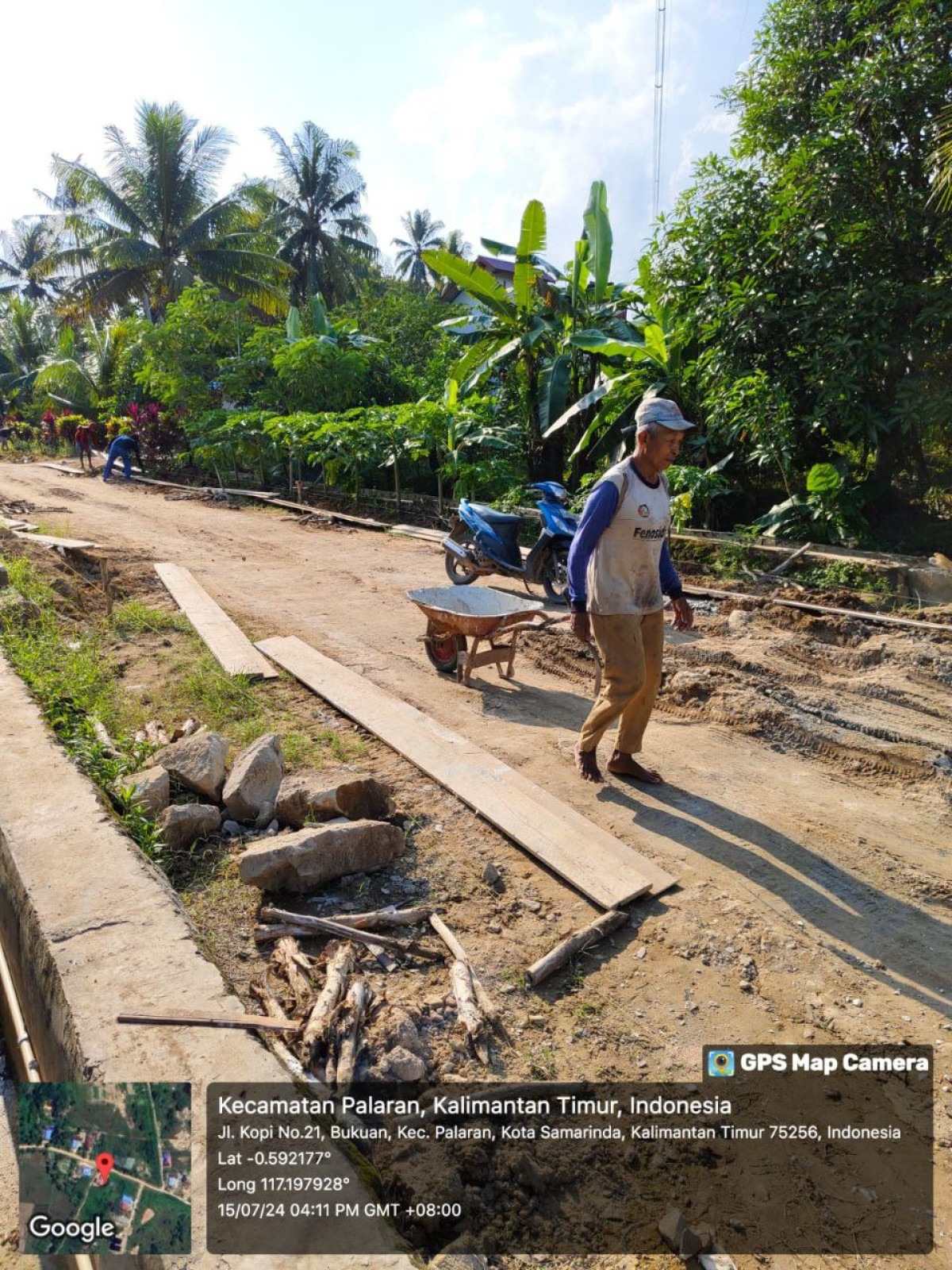 Gotong Royong Semenisasi Jalan