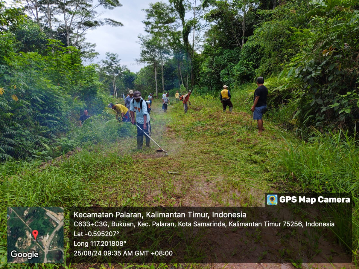 Gotong Royong Membersihkan Jalan