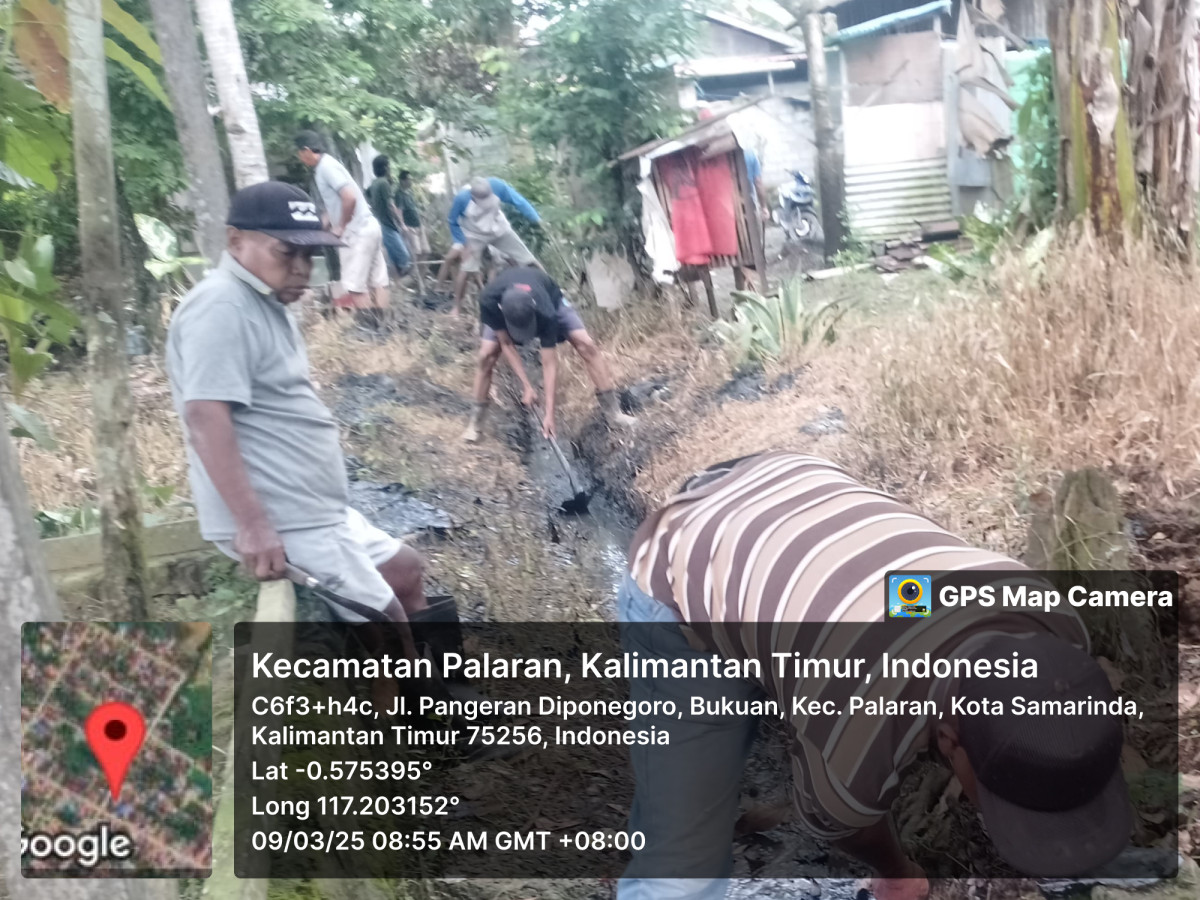 pembersihan parit dan ranting