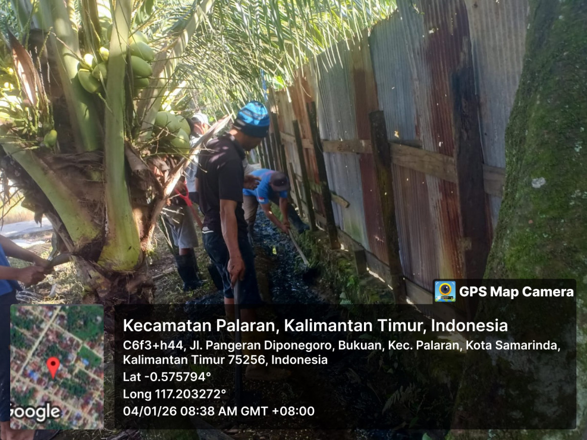 Membersihkan saluran irigasi