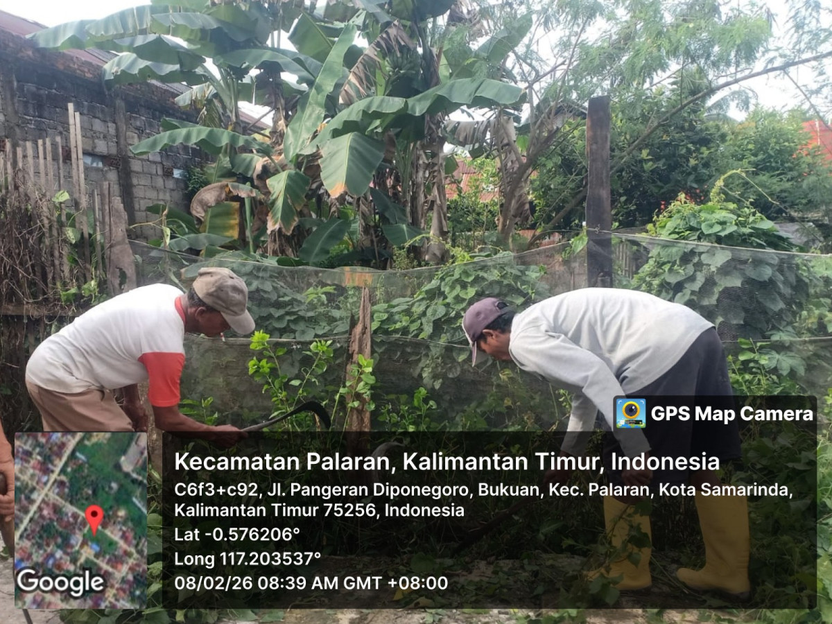 Membersihkan rumput di gang