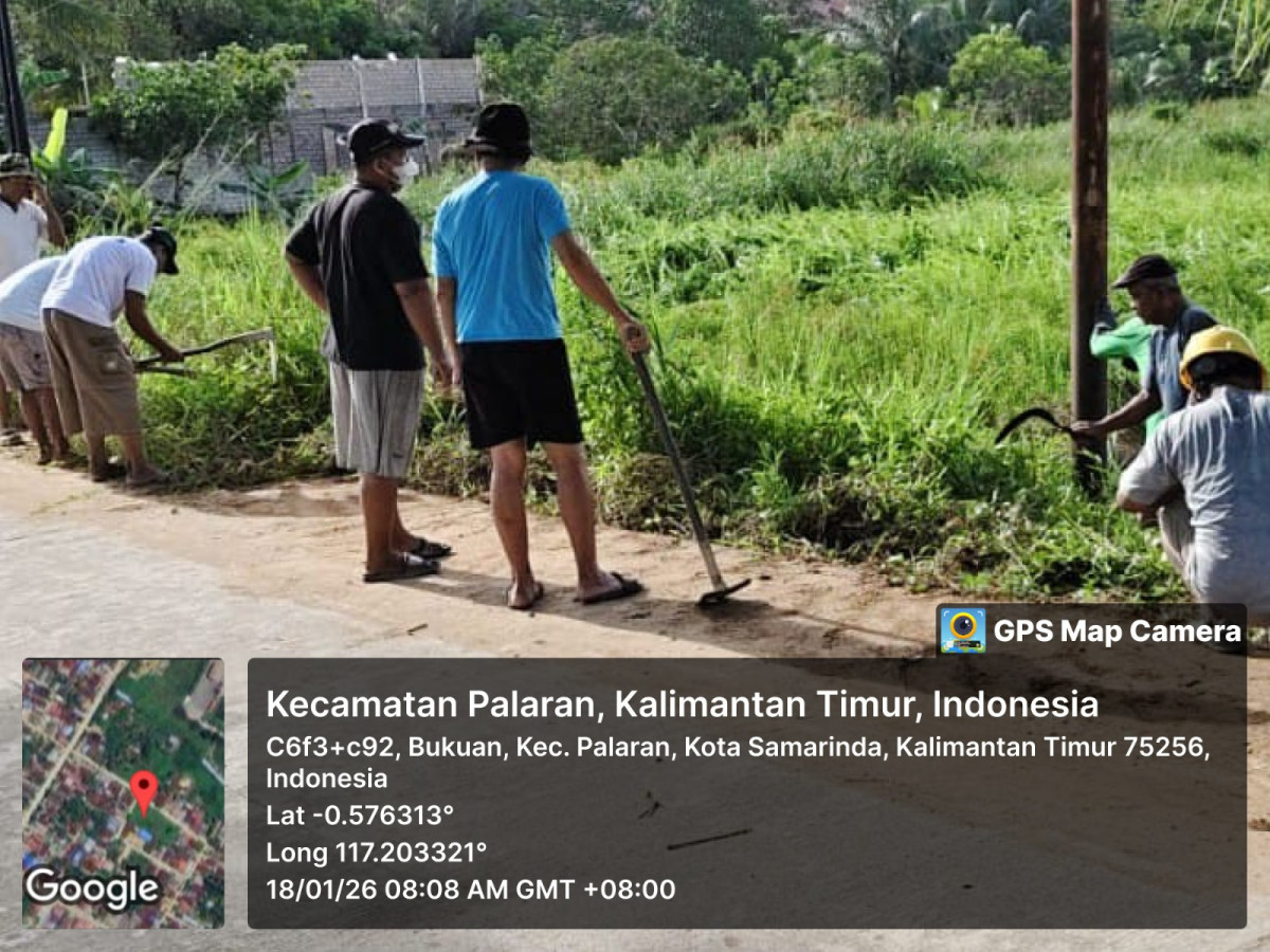 Membersihkan rumput liar di jalan gang
