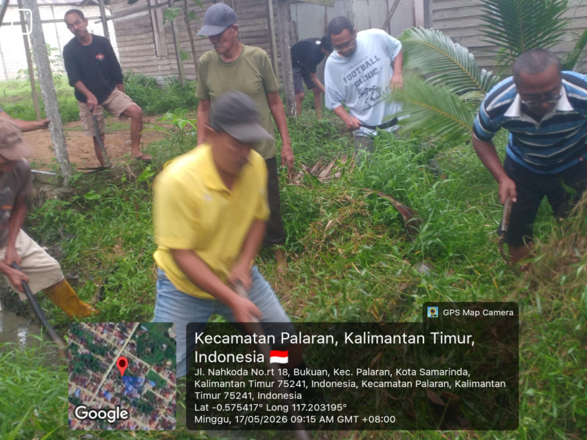 Gotong royong membersihkan parit gg.3 jl.nahkoda
