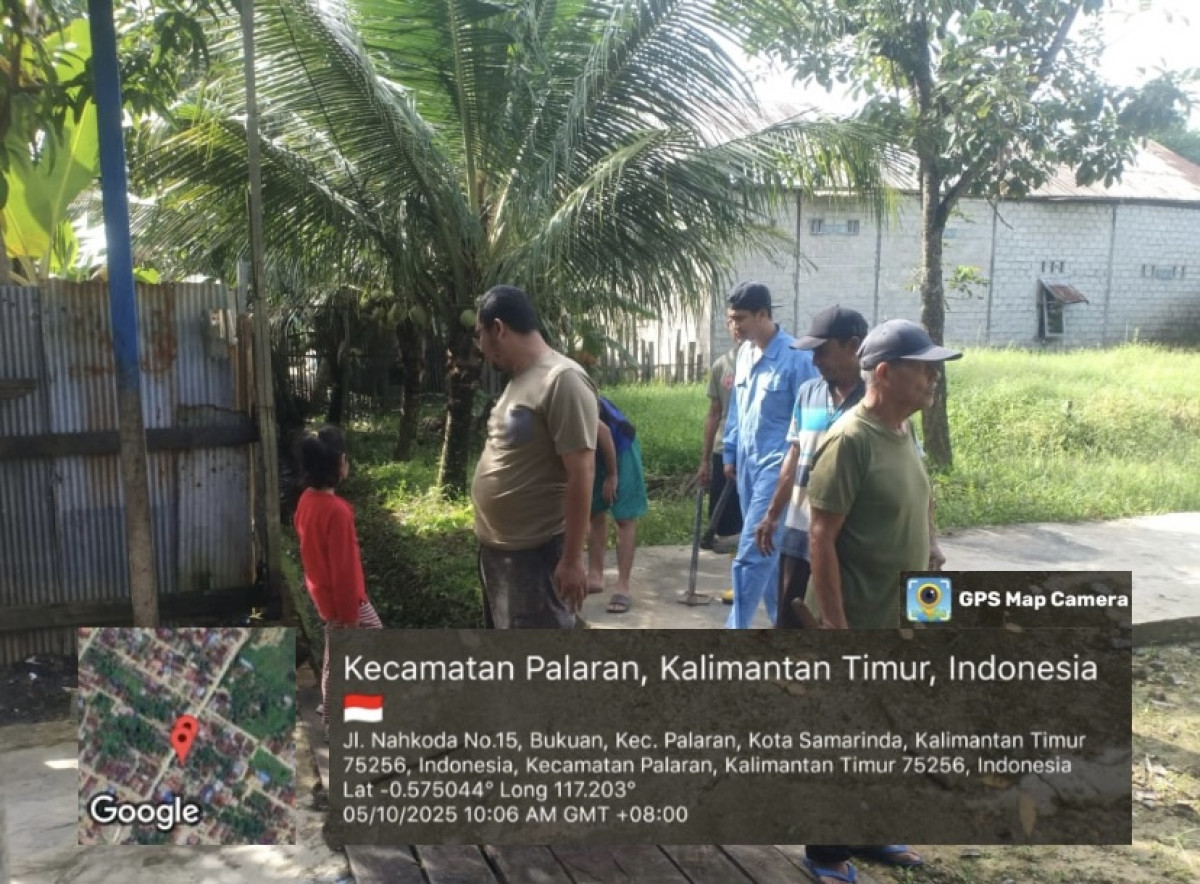 Gotong Royong bersihkan parit