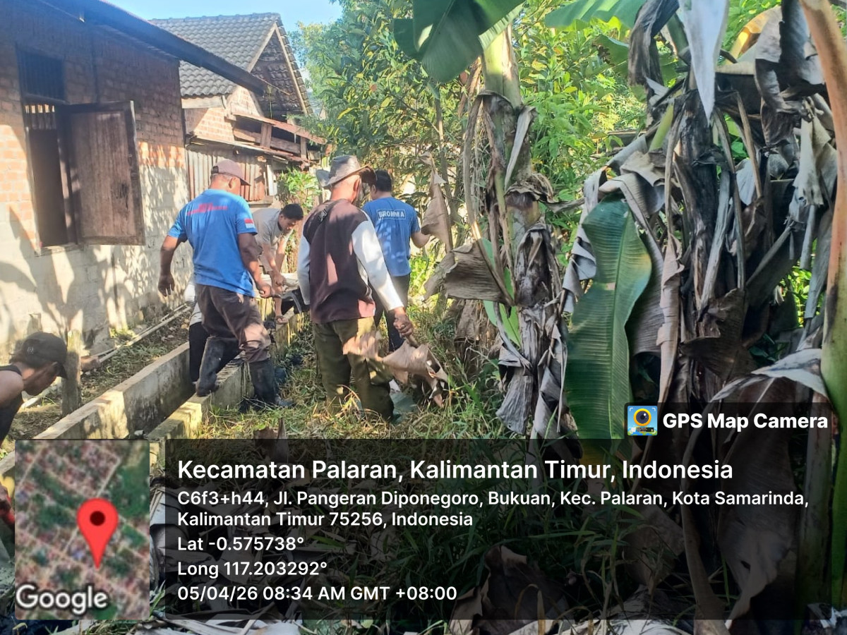 Membersihkan parit di jl.nahkoda gg.3