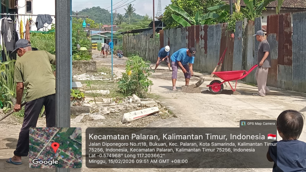 Perbaikan jalan di dalam gang