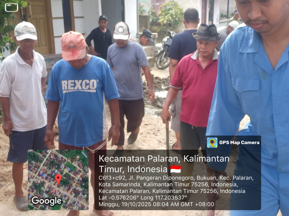 Gotong royong perbaikan gang