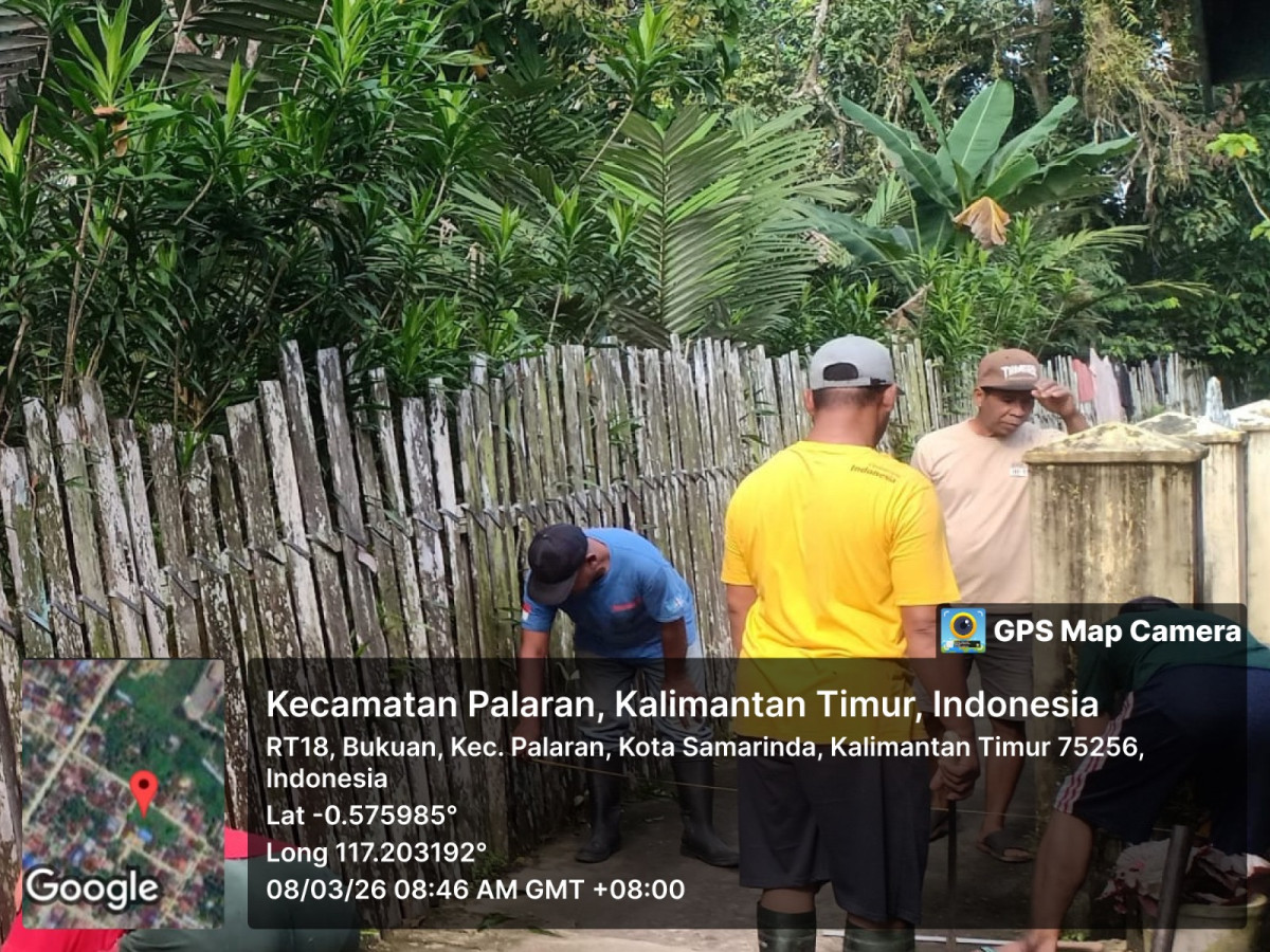 Membersihkan gang