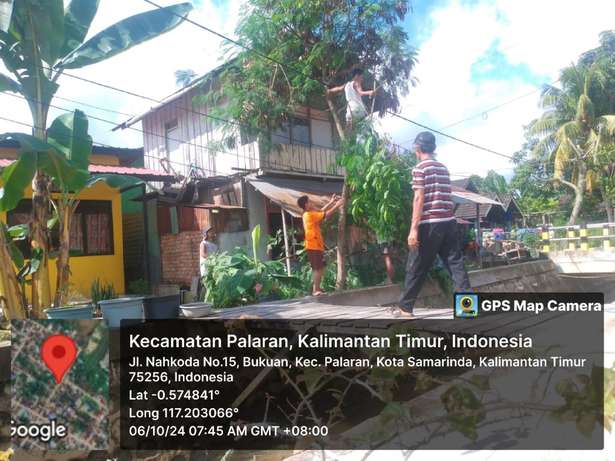 Gotong Royong pemangkasan Pohon Dan Ranting