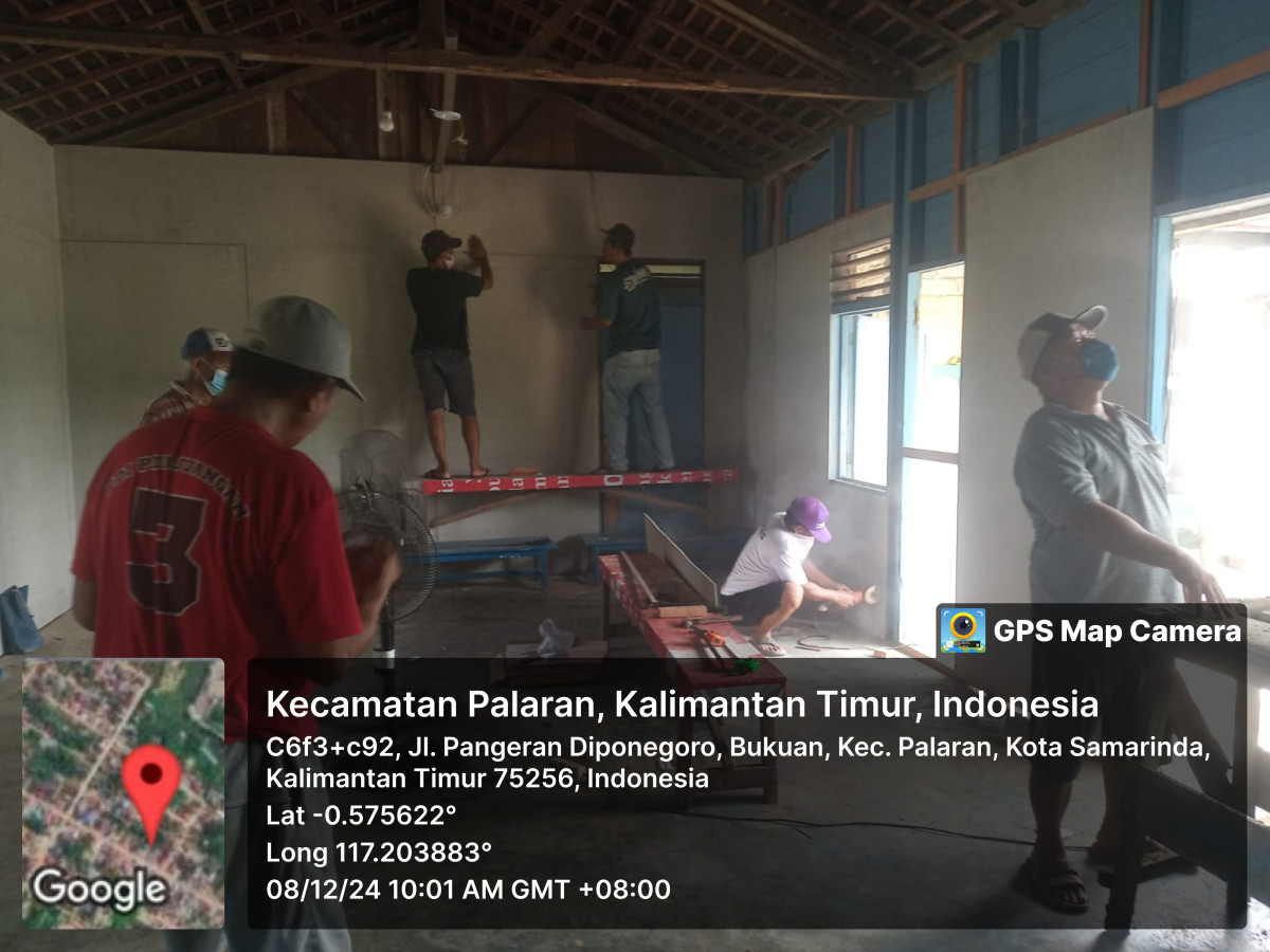 Gotong Royong Pasang Dinding