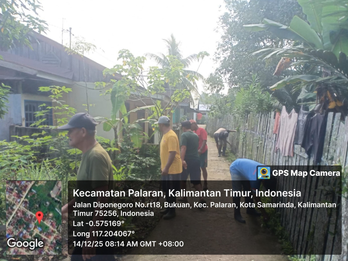 Gotong Royong Membersihkan Rumput