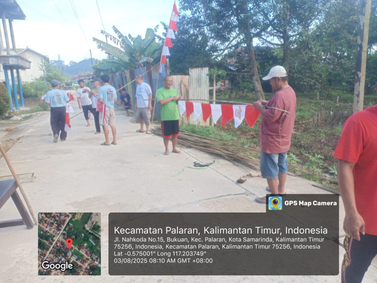 Gotong royong pasang umbul-umbul