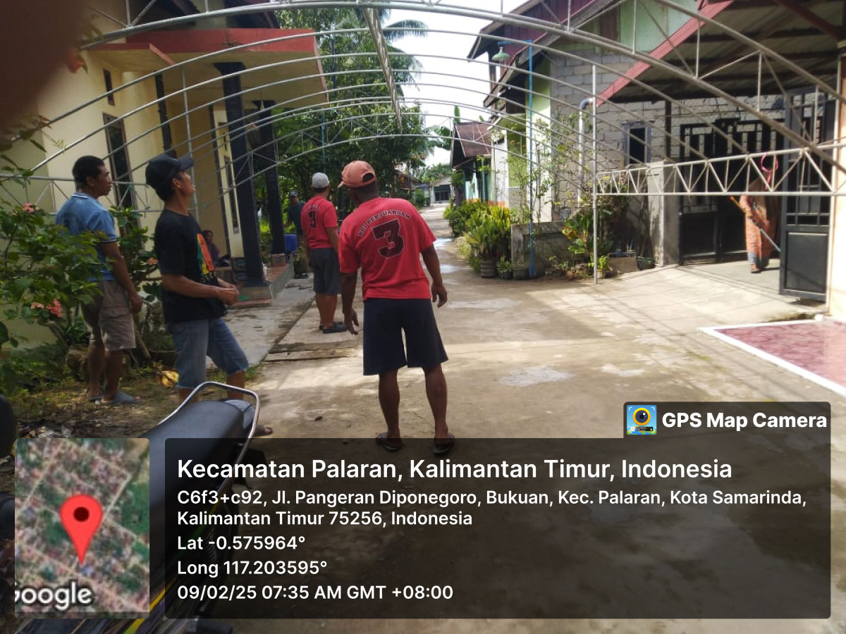 Gotong Royong Mendirikan Tenda