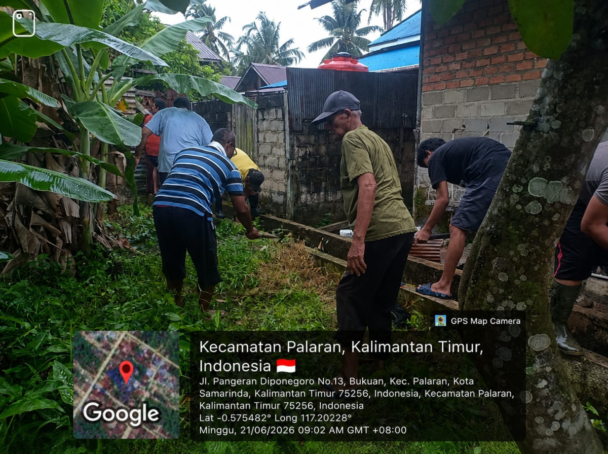 Gotong royong membersihkan parit