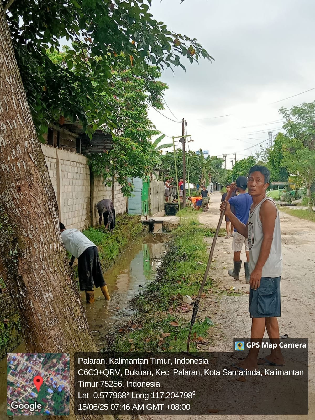 Gotong-royong membersihkan drenase dan rumput liar