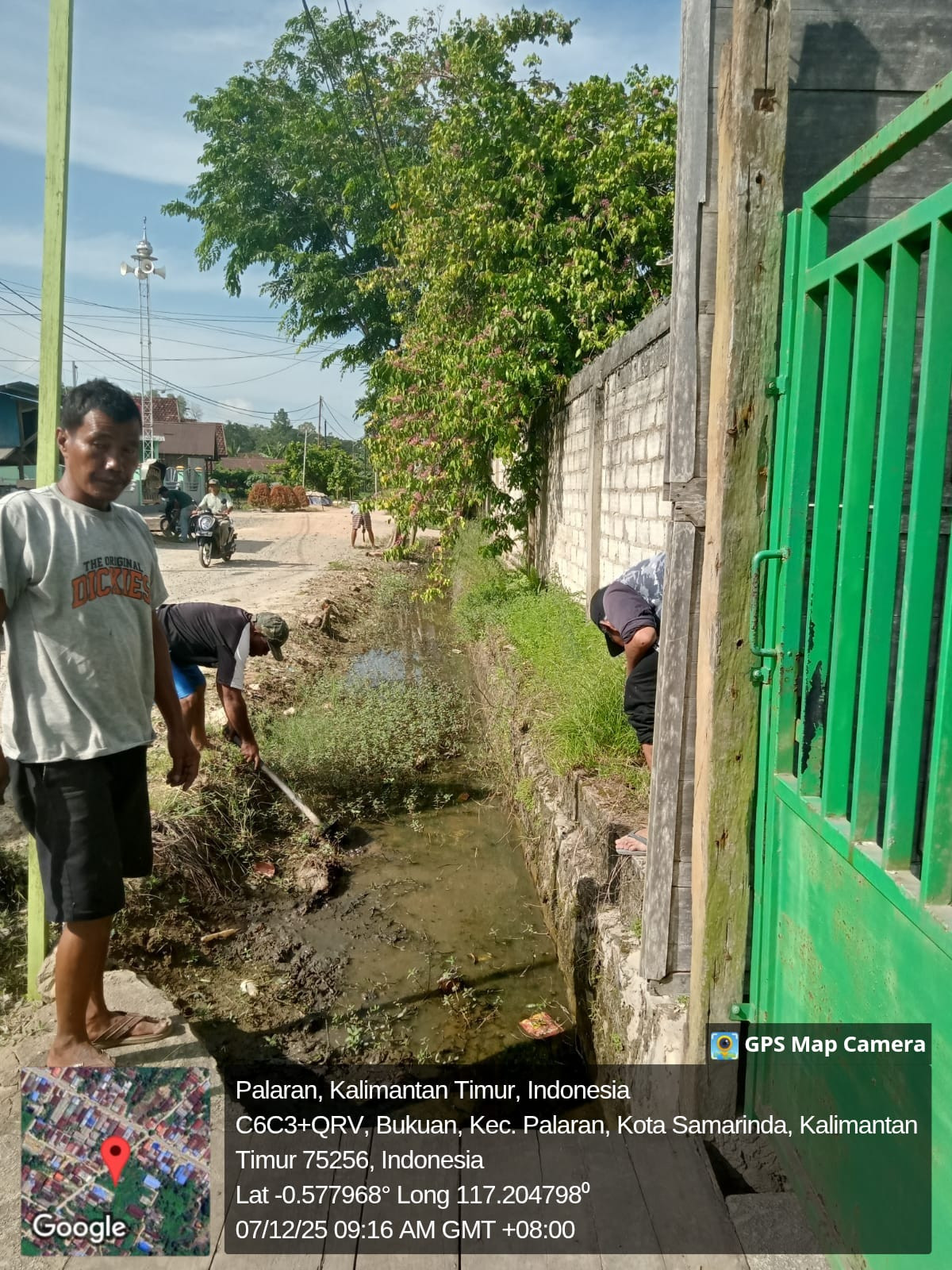 membersihkan rumput