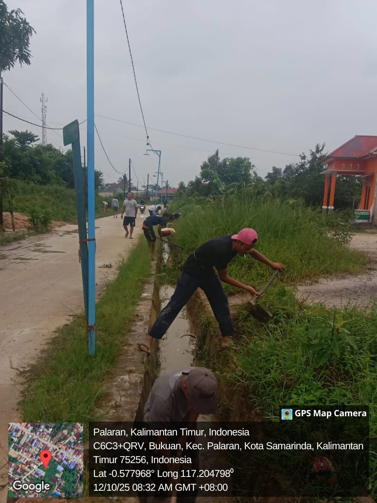 Membersihkan rumput dan drainase
