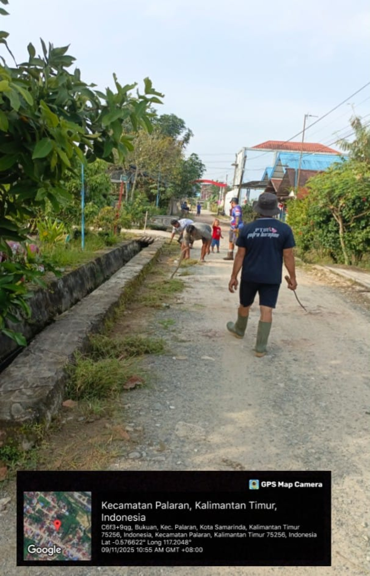 Gotong royong lingkungan RT 20