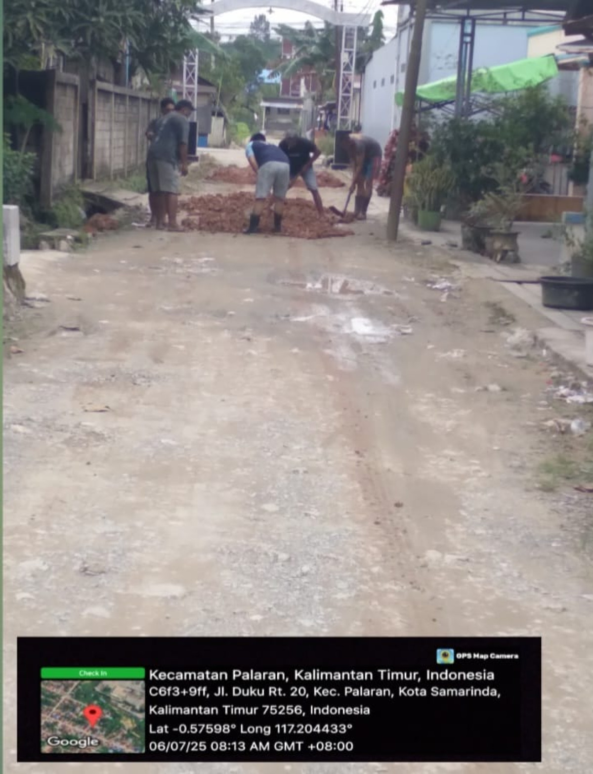 Gotong Royong meratakan latrit
