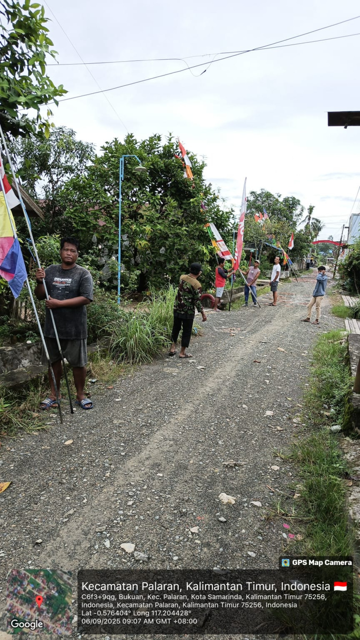 Gotong royong pelepasan umbul umbul