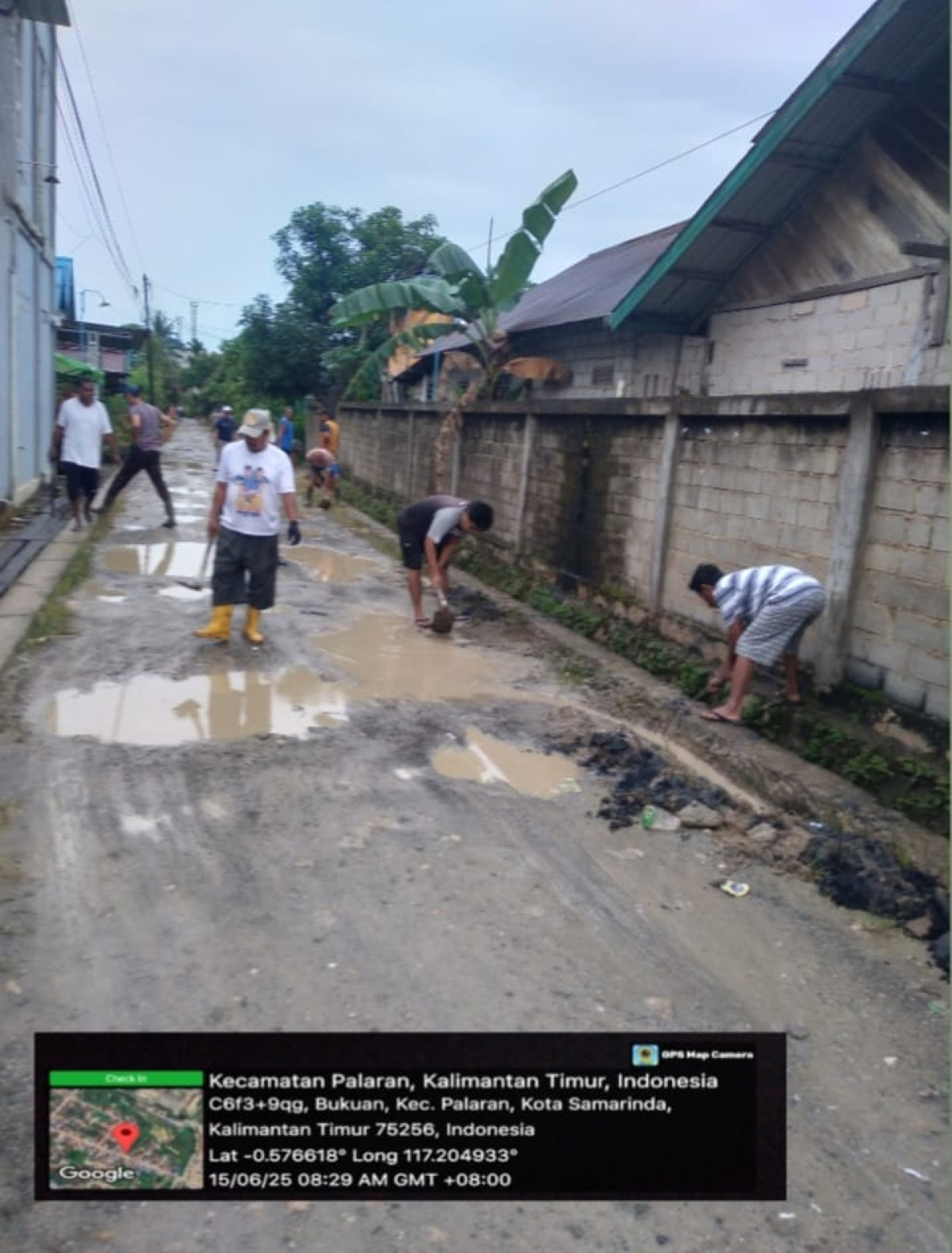Gotong rotong  jalan Duku
