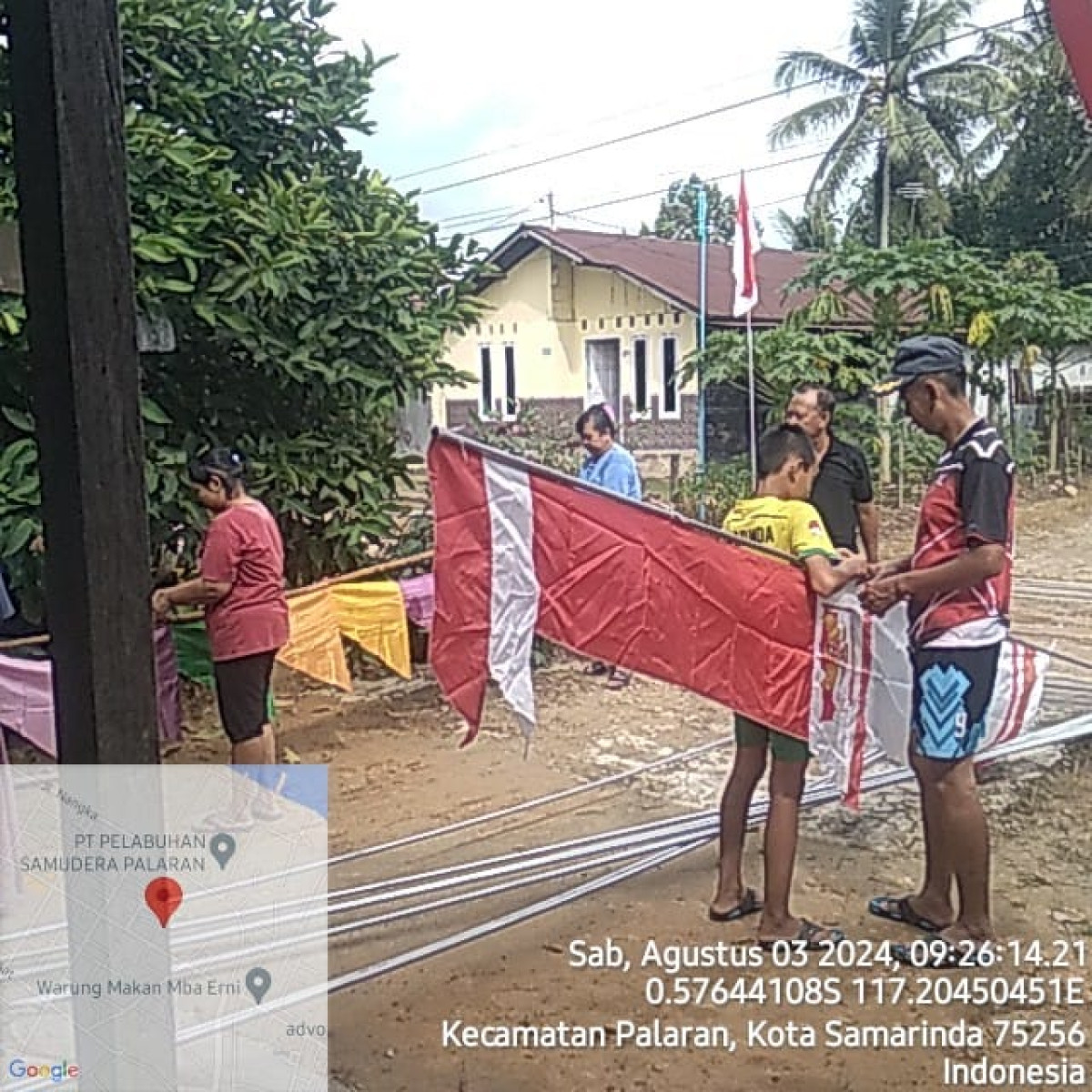 Gotong royong pemasangan umbul2