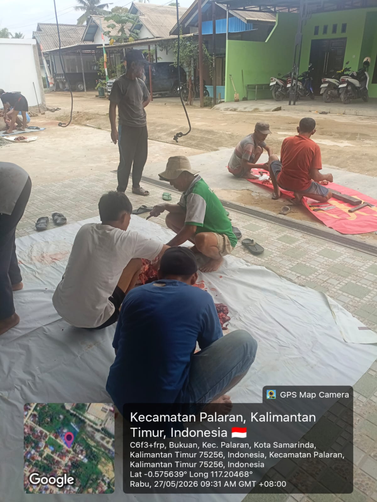 Gotong royong potong korban di rumah pribadi warga