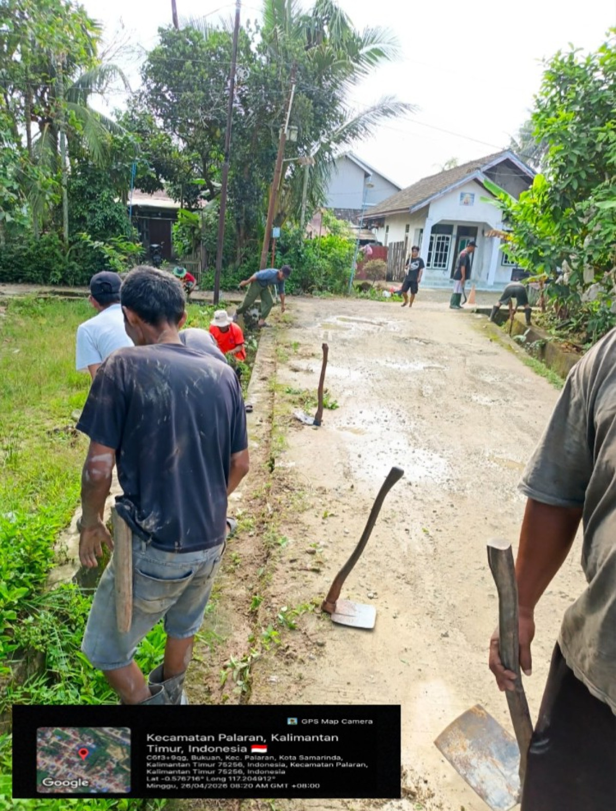 Gotong royong lingkungan Jalan Duku