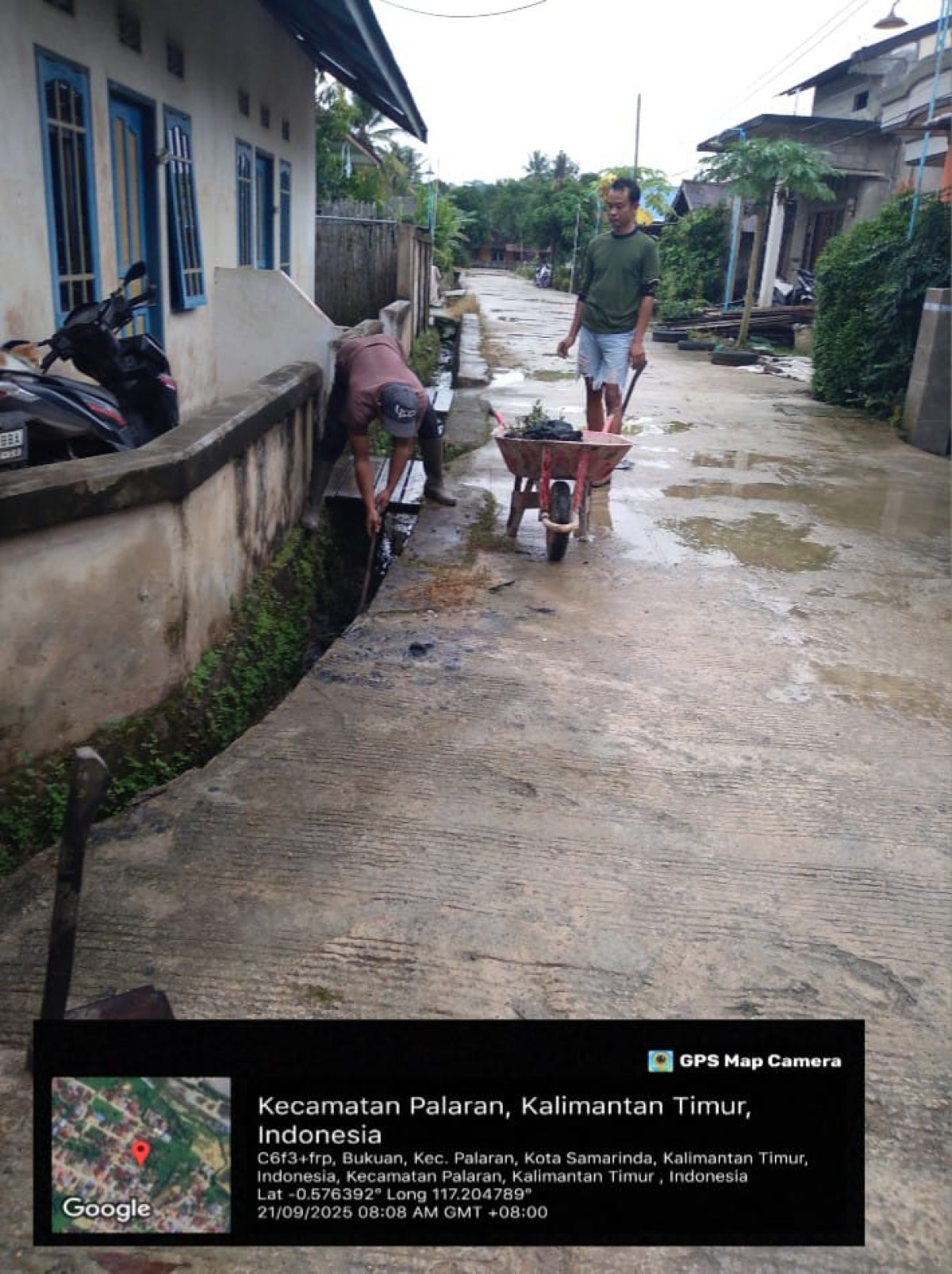 Kerja bakti pembersihan lingkungan dan parit