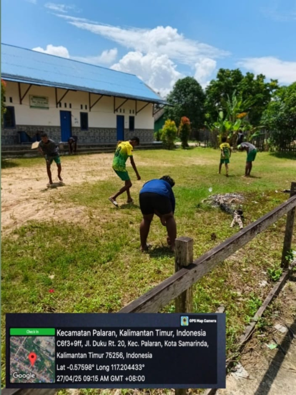 Kerja Bakti di Lingkungan TPA Al Iman