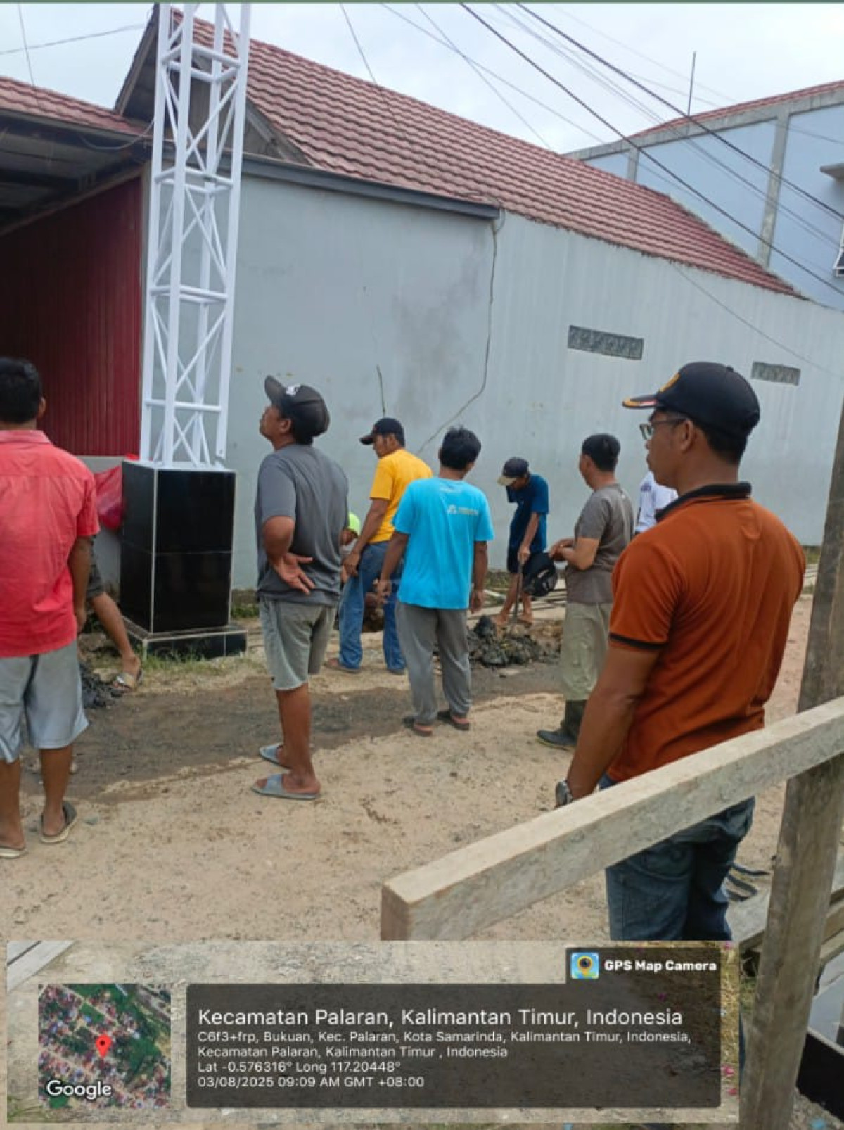 Gotong royong pemindahan tiang Telkom