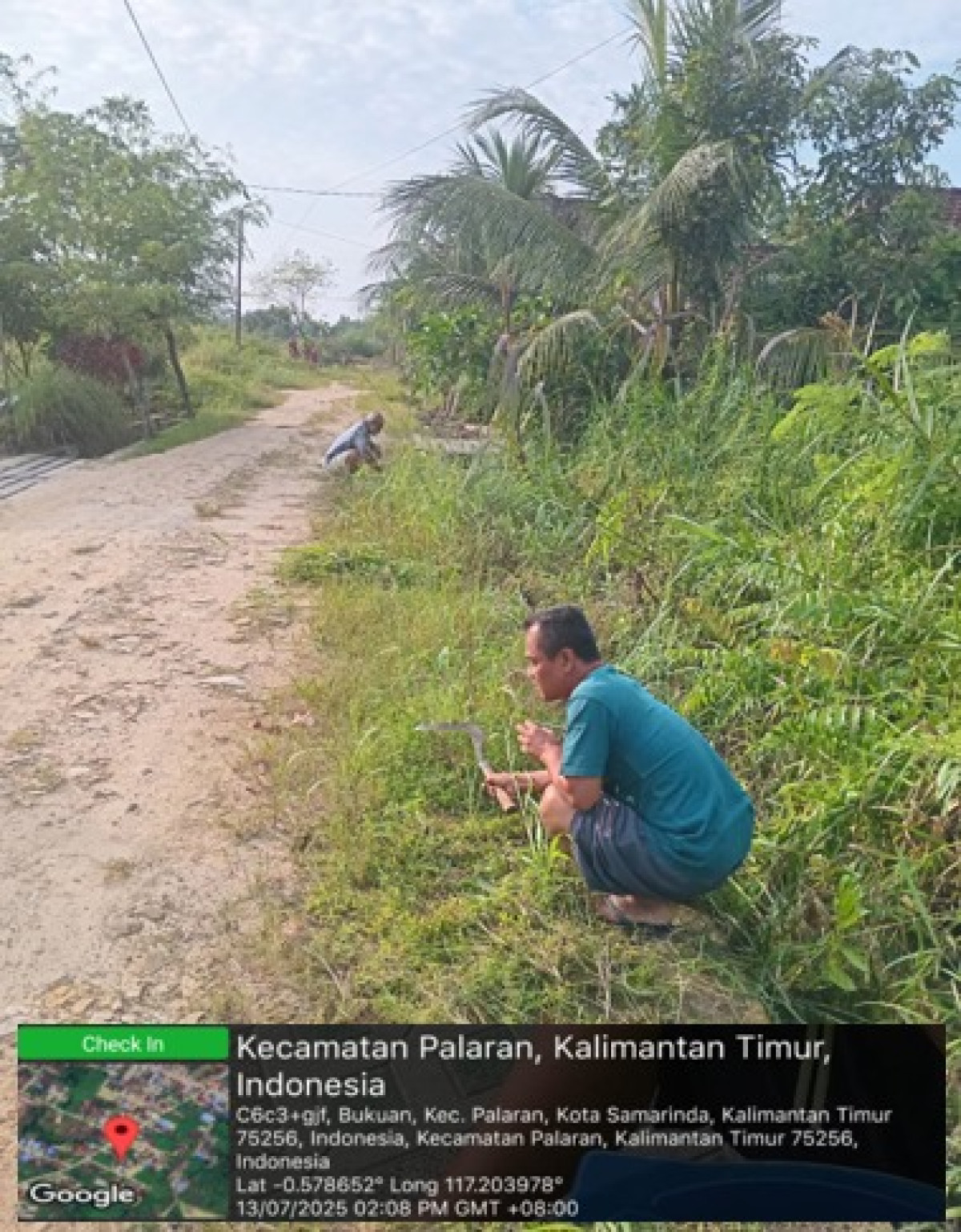 Gotong royong membersihkan rumput di jalan Sawahan dan gang Sawahan 1