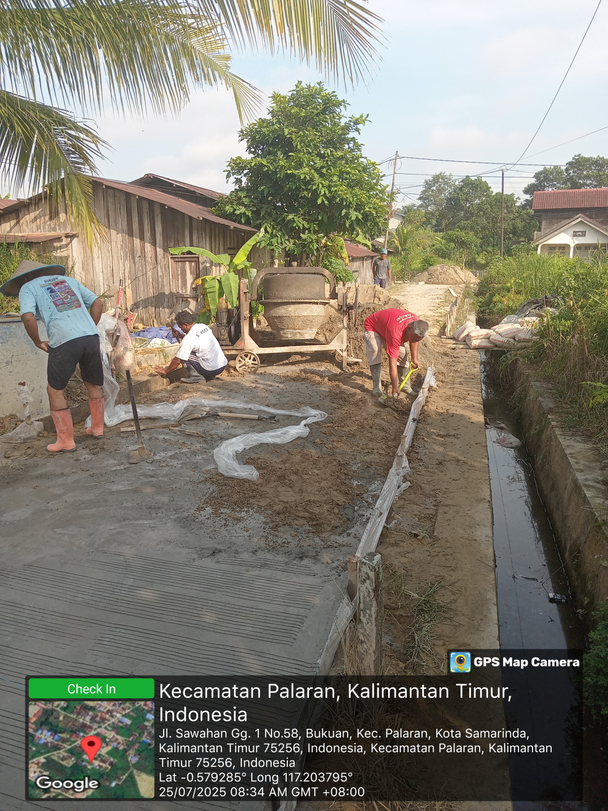 Kegiatan gotong royong mengecor jalan di jln sawahan gang 1