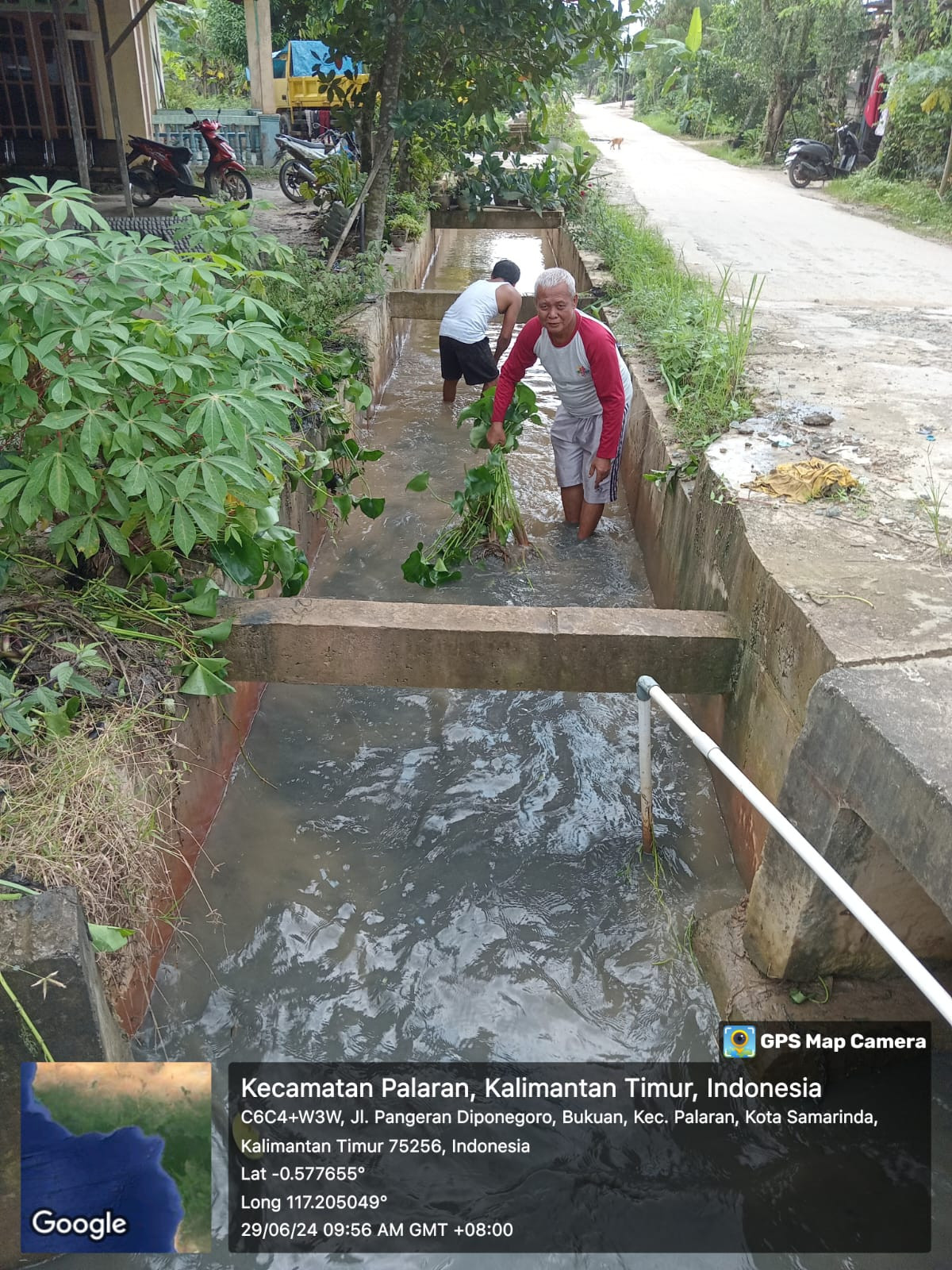 Gotong royong membersihkan parit jalan sawahan RT 21 Bukuan